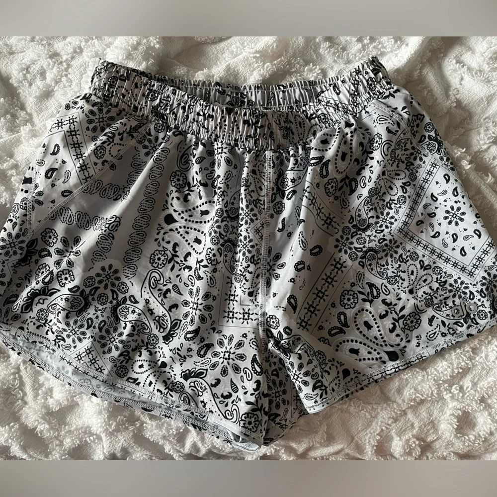 Alo Bandana Stride Shorts